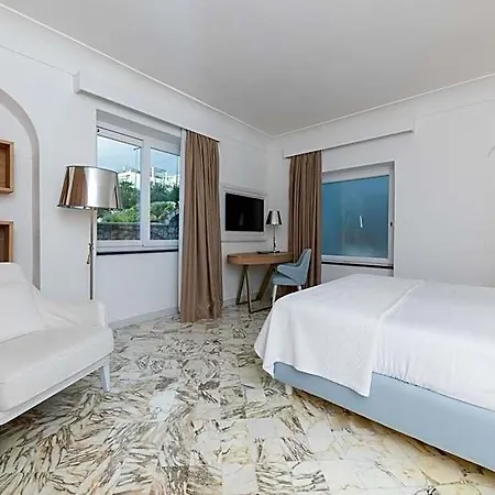 Mamela 4* Capri
